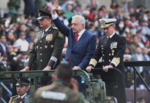 López Obrador encabeza un desfile militar para conmemorar la Independencia de México