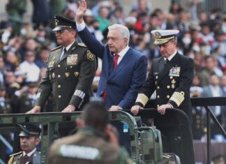 López Obrador encabeza un desfile militar para conmemorar la Independencia de México