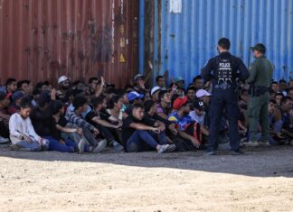Frontera de Texas registra nueva ola masiva de migrantes y muerte de dos, incluido un niño