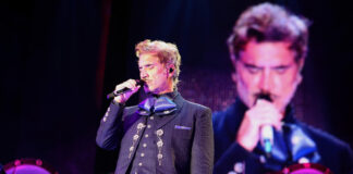 Congresista de EE. UU. propone honrar a Alejandro Fernández por promover la cultura latina