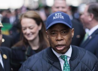 Acusan al alcalde de Nueva York de xenofobia por decir que inmigración destruirá la ciudad