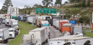 Transporte de carga pesada denuncia el cobro de multas excesivas y el retraso en la emisión de licencias y permisos de operación