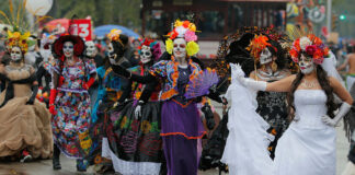 Las catrinas desfilan en Ciudad de México como antesala del Día de Muertos