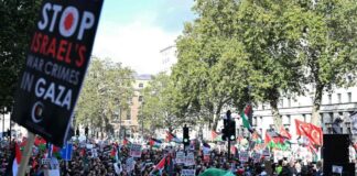 Cientos de manifestantes desafían al Gobierno británico y ondean la bandera palestina por las calles de Londres