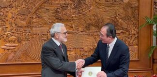 Embajador de Honduras presenta copias de estilo ante la República Popular China