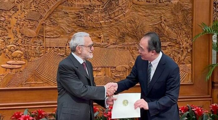 Embajador de Honduras presenta copias de estilo ante la República Popular China