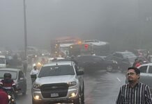 Accidente de al menos 10 vehículos en la CA-5 debido a la densa niebla y lluvias