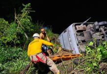 Fallecen cuatro migrantes y varios heridos al volcar un autobús en Santa Rosa de Copán