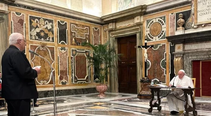 Rector Francisco Herrera presenta proyecto antimigración al papa Francisco