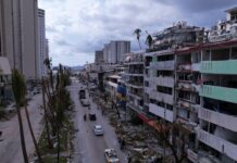México localiza y saca de Acapulco a 263 extranjeros tras huracán Otis