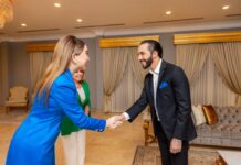 Presidente Nayib Bukele se reúne con la dueña de Miss Universo