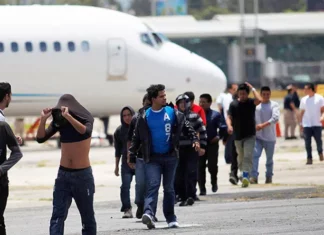Unos 129 hondureños llegaron deportados al aeropuerto de SPS