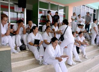 Enfermeras profesionales realizan paro a nivel nacional exigiendo reajuste salarial del presente año