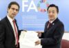 Enrique Ortez presenta credenciales que lo acreditan como representante permanente de Honduras ante la FAO