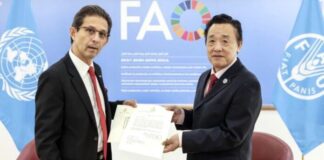 Enrique Ortez presenta credenciales que lo acreditan como representante permanente de Honduras ante la FAO