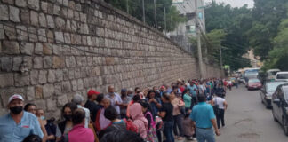 Derechohabientes abarrotan el IHSS en el barrio La Granja buscando citas médicas