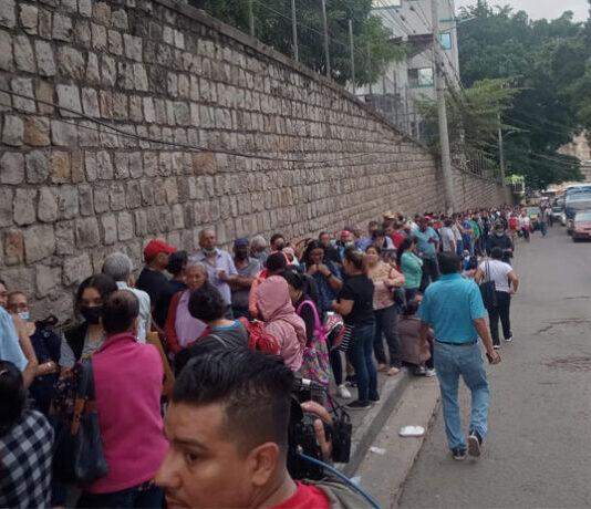 Derechohabientes abarrotan el IHSS en el barrio La Granja buscando citas médicas