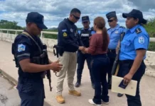 Detienen a hondureña cuando intentaba salir del país, acusada de asesinar a una madre y su bebé