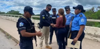 Detienen a hondureña cuando intentaba salir del país, acusada de asesinar a una madre y su bebé