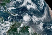 El centro de la tormenta tropical Philippe tocó tierra en la isla de Barbuda