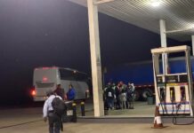 Centenares de migrantes se albergan en estaciones de un transporte público en Honduras