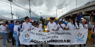 Cientos de hondureños marchan por Honduras en defensa de la democracia