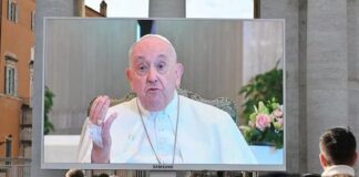 El papa Francisco dice que tiene una «inflamación pulmonar» y reza el Ángelus en su casa