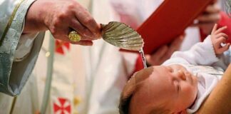 El Vaticano admite padrinos de bautismo transexuales «con condiciones»