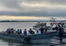 Rescatan a 11 migrantes chinos «abandonados» en un bote en el Caribe panameño