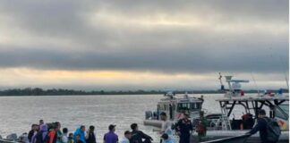 Rescatan a 11 migrantes chinos «abandonados» en un bote en el Caribe panameño