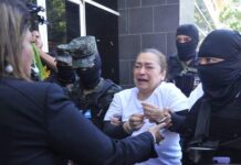 Entre lágrimas y afectada emocionalmente llega a medicina forense la exministra Rocío Tábora