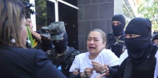 Entre lágrimas y afectada emocionalmente llega a medicina forense la exministra Rocío Tábora