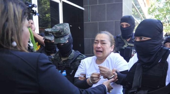 Entre lágrimas y afectada emocionalmente llega a medicina forense la exministra Rocío Tábora