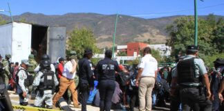 Agentes hallan 37 migrantes hacinados en dos vehículos en estado mexicano de Nuevo León