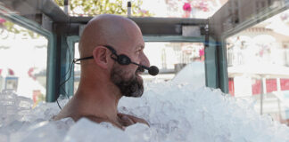Un polaco bate el récord Guinness al permanecer más de cuatro horas sumergido en el hielo