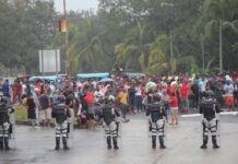 Migrantes bloquean una aduana en el sur de México para presionar por permisos de tránsito