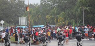 Migrantes bloquean una aduana en el sur de México para presionar por permisos de tránsito