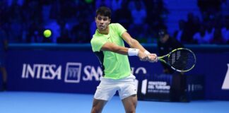Carlos Alcaraz desespera a Rublev y firma su primera victoria en las Finales ATP