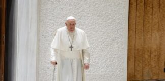 El papa dice «que aún no está bien» y su discurso lo lee un colaborador