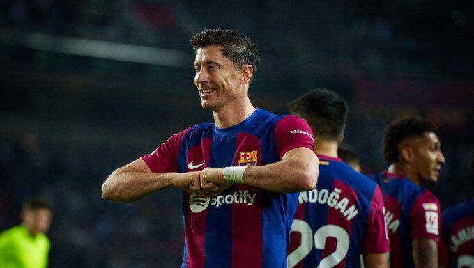 Con doblete Lewandowski el Barcelona derrata 2-1 al Alavés