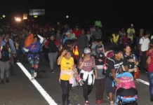 Caravana migrante bloquea carretera del sur de México resguardada por la Guardia Nacional