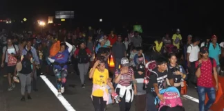Caravana migrante bloquea carretera del sur de México resguardada por la Guardia Nacional