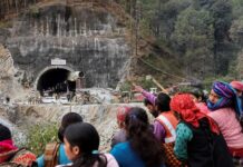 Los rescatistas sacan al primero de los 41 trabajadores atrapados en un túnel en la India
