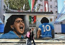 Nápoles recuerda y homenajea a Maradona en el tercer aniversario de su muerte