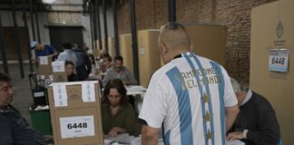 Abren los centros de votación para la segunda vuelta de las presidenciales en Argentina