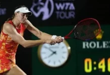 La kazaka Rybakina elimina a Sakkari y sigue viva en las WTA Finals