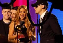 Shakira dedica su Latin Grammy al público español por su apoyo «en los tiempos difíciles»