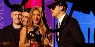 Shakira dedica su Latin Grammy al público español por su apoyo «en los tiempos difíciles»