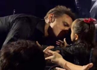 Critican a Luis Miguel por aparentemente besar a una niña en la boca durante su concierto