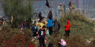 Migrantes de la caravana llegan a la frontera México-EE. UU. pero afrontan nuevos obstáculos